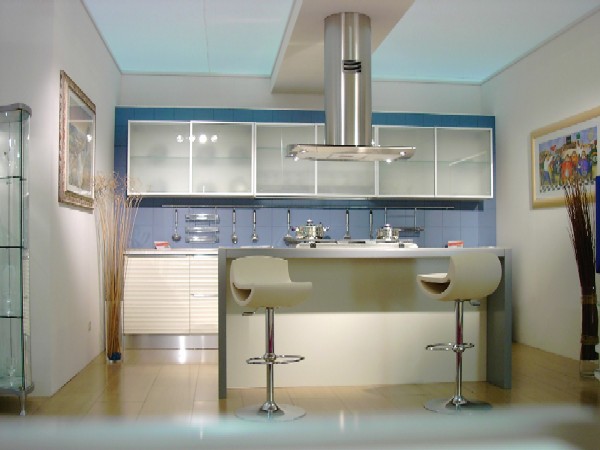 Cucina moderna:  anta con estetica a tapparella, a profilo concavo, disponibile nelle finiture laccato opaco o groffato, ed alcuni particolari in precomposto noce, con la possibilità di inserire ante a vetro con telaio in alluminio.